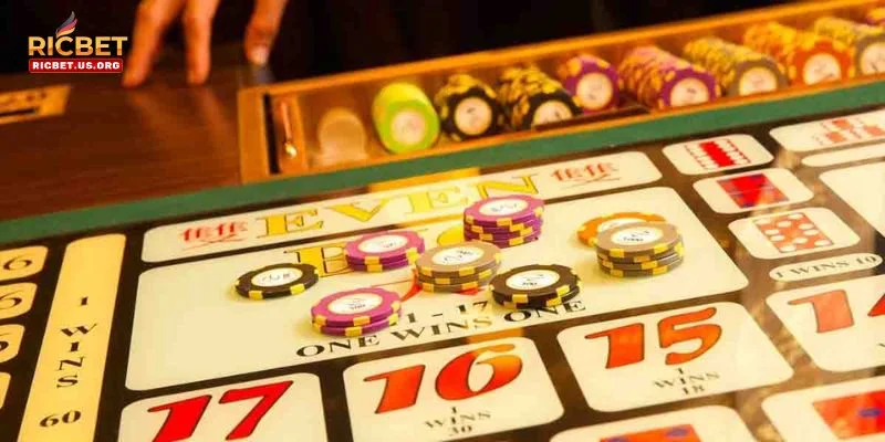 Tài Xỉu Truyền Thống Là Gì? So Sánh Với Lối Chơi Online 1 Thể thức chơi tài xỉu theo lối truyền thống đã có từ lâu đời.